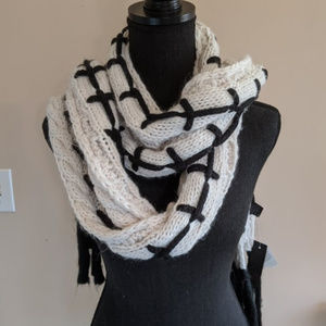 NWT Steve Madden scarf